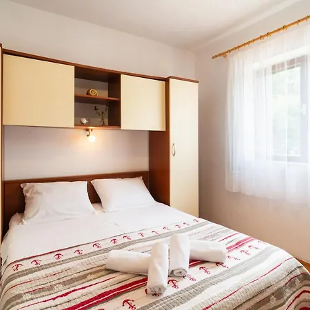 Apartment Apartments With A Parking Space Splitska, Brac - 2867