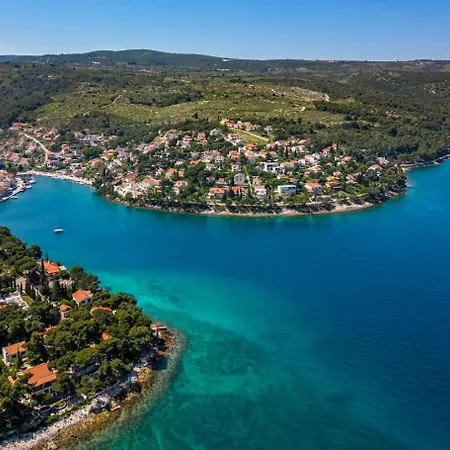 Apartments With A Parking Space Splitska, Brac - 2867 *